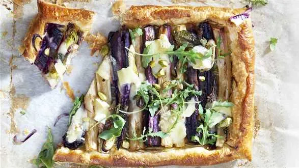 Tarta z warzywami i serem pleśniowym