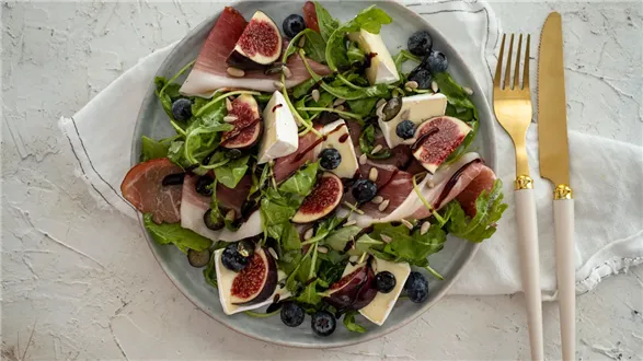 Sałatka z szynką szwarcwaldzką