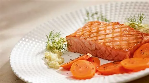 Pstrąg łososiowy z karmelizowaną marchwią