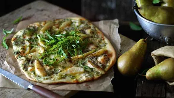 Pizza z gruszką i serem roquefort podawana z rukolą