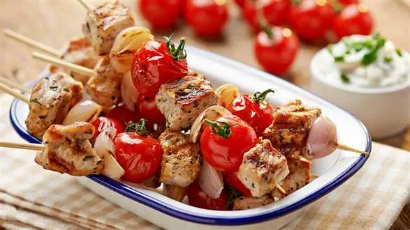 Wieprzowe szaszłyki z pomidorami i dipem twarożkowym