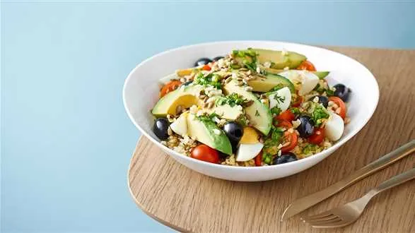 Kasza bulgur z awokado, pomidorkami cherry i jajkiem