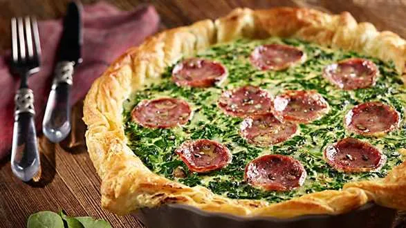 Quiche ze szpinakiem, serem i salami