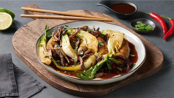 Biała kiełbasa z kapustą pak choi w stylu azjatyckim