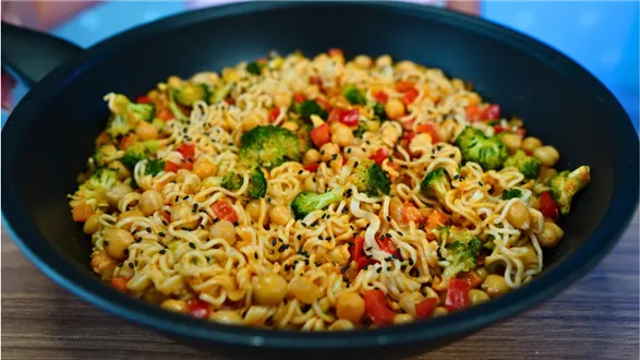 Makaron z sosem orzechowym