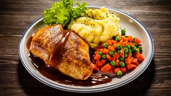 Pierś kurczaka z ziemniakami i marchewką z groszkiem