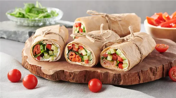 Wrap z łososiem i warzywami