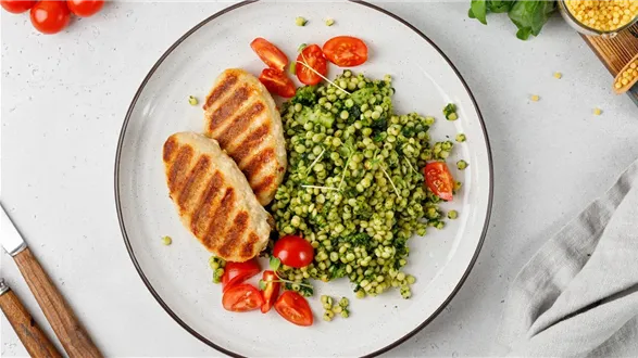 Grillowane piersi kurczaka z zielonym kuskusem