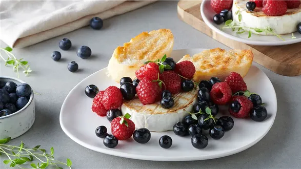 Grillowany camembert z macerowanymi owocami