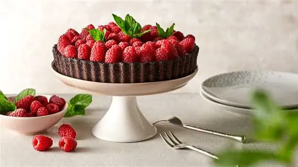 Wegańska tarta z malinami