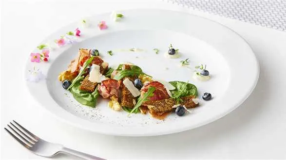 Sałatka z chlebem figowym i szynką