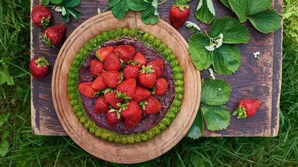 Tarta szpinakowo-szczawiowa z truskawkami