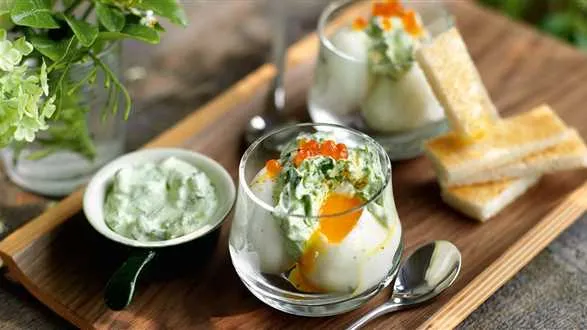 Jajka po wiedeńsku z kremem z rzeżuchy i tostowymi paluszkami