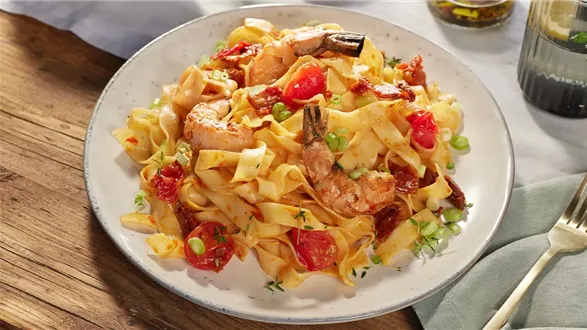 Krewetki tygrysie z makaronem typu wstążki, sosem pomidorowym i ajwarem