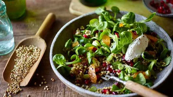 Zimowa sałatka z kaszy gryczanej