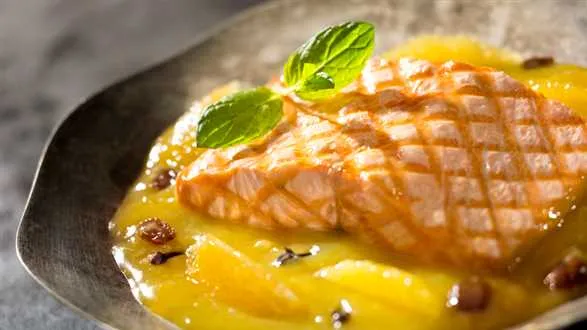 Pstrąg łososiowy w pomarańczowo - rodzynkowym sosie