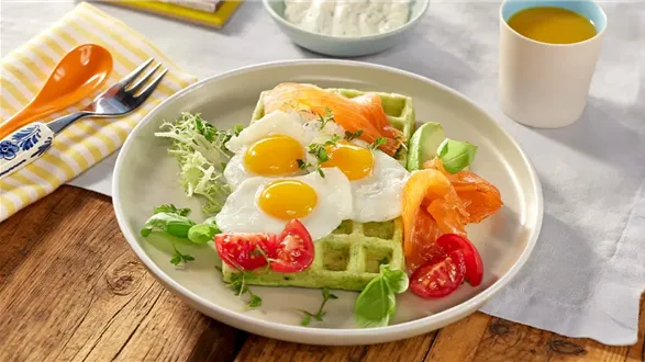 Gofry szpinakowe z jajkiem sadzonym i wędzonym łososiem