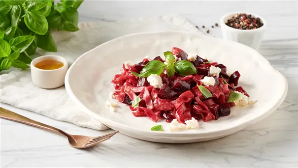 Różowy makaron z burakami