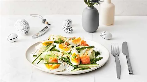 Pak choi z jajkiem i wędzonym łososiem