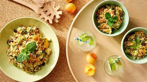 Sałatka owocowo-warzywna z kaszą jaglaną, bakaliami i musztardowo-imbirowym winegretem