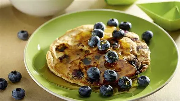 Piegowaty omlet z borówkami i czekoladowym mlekiem