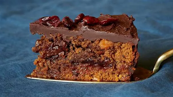 Łatwy piernik z bakaliami, przekładany powidłami