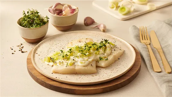 Halibut w beszamelu z duszonym porem