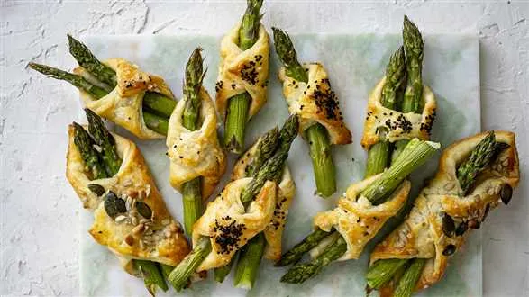 Szparagi w cieście twarogowym z trzech składników