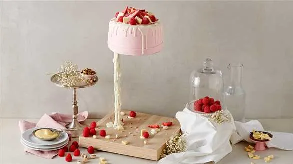 Antygrawitacyjny tort pistacjowo-czekoladowy z malinami