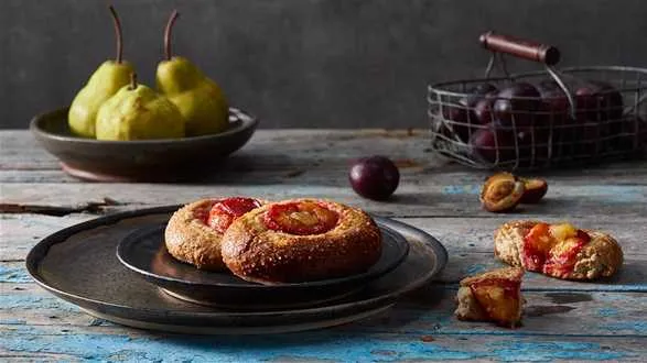 Drożdżowe bułeczki ze śliwkami i karmelizowaną gruszką