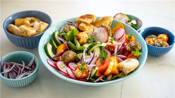 Sałatka fattoush z kulkami sera labneh