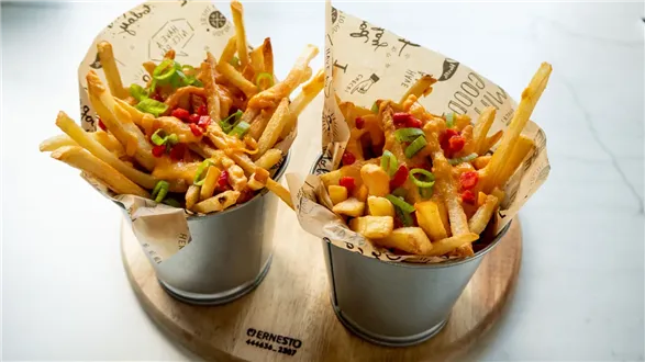 Frytki z sosem serowym