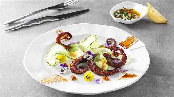 Ośmiornica z grilla z sosem cytrynowo-pietruszkowym