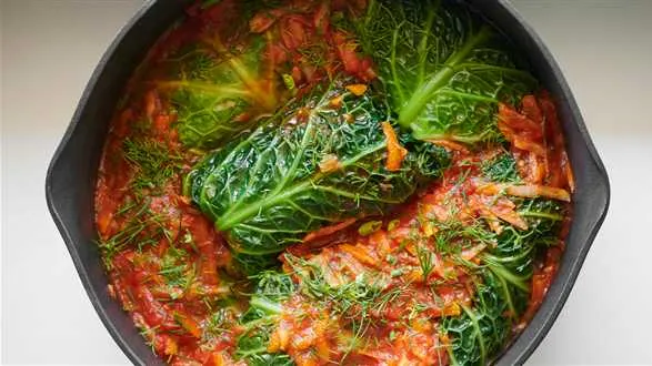 Pieczone gołąbki z sosem pomidorowym