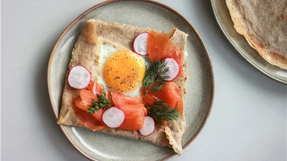 Gryczane naleśniki z jajkiem i łososiem