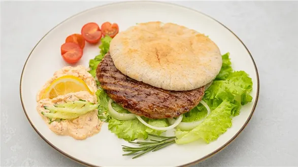 Pljeskavica — bałkańskie grillowane mielone