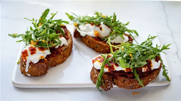 Kanapka na ciepło z kiełbasą nduja i burratą