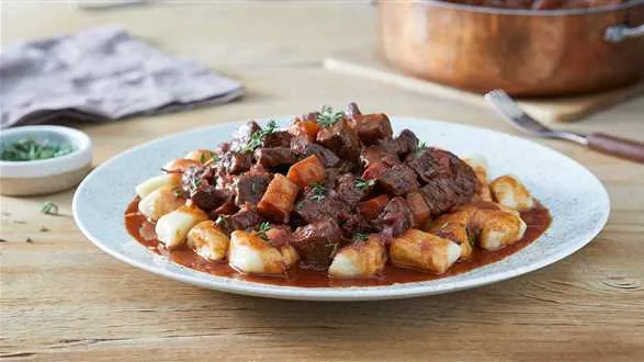 Gulasz z jagnięciny z kopytkami 