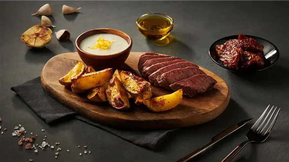 Stek wołowy z ziemniaczkami i musem z pieczonego czosnku