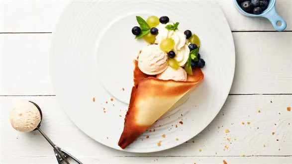 Owocowy róg obfitości z lodami waniliowymi