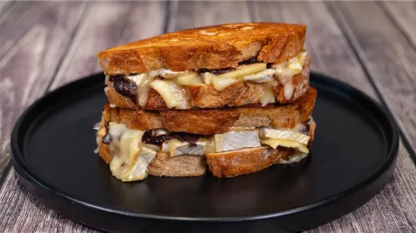 Kanapka z serem brie i konfiturą z cebuli