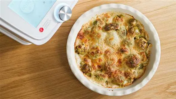 Brukselka pod beszamelem i parmezanem 