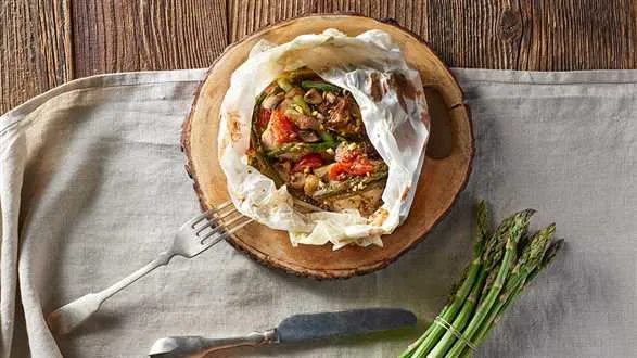 Papilotki z kurczakiem z zielonymi szparagami i sosem musztardowo-pieczarkowym