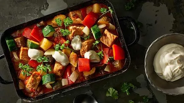 Pikantne leczo ze schabem i cukinią