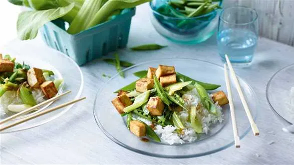 Zielone warzywa smażone z tofu