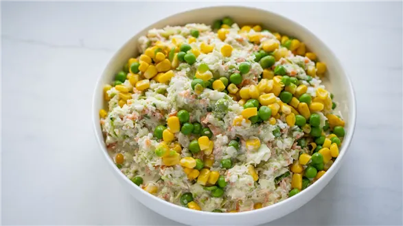 Surówka z młodej kapusty z groszkiem i kukurydzą