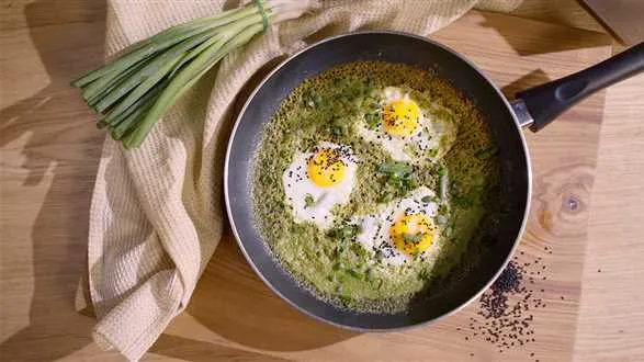 Pesto eggs – jajka sadzone na domowym pesto