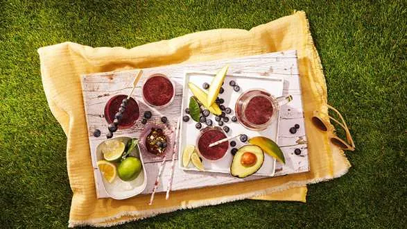 Smoothie z borówek, mango i awokado