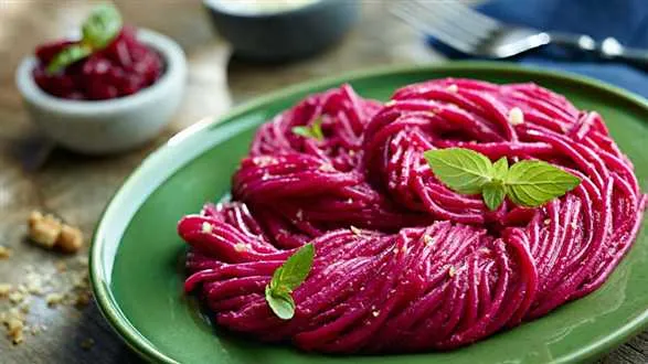 Makaron z buraczanym pesto