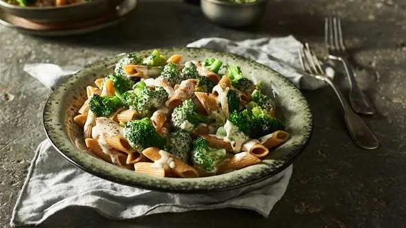 Makaron razowy z sosem serowo-brokułowym 